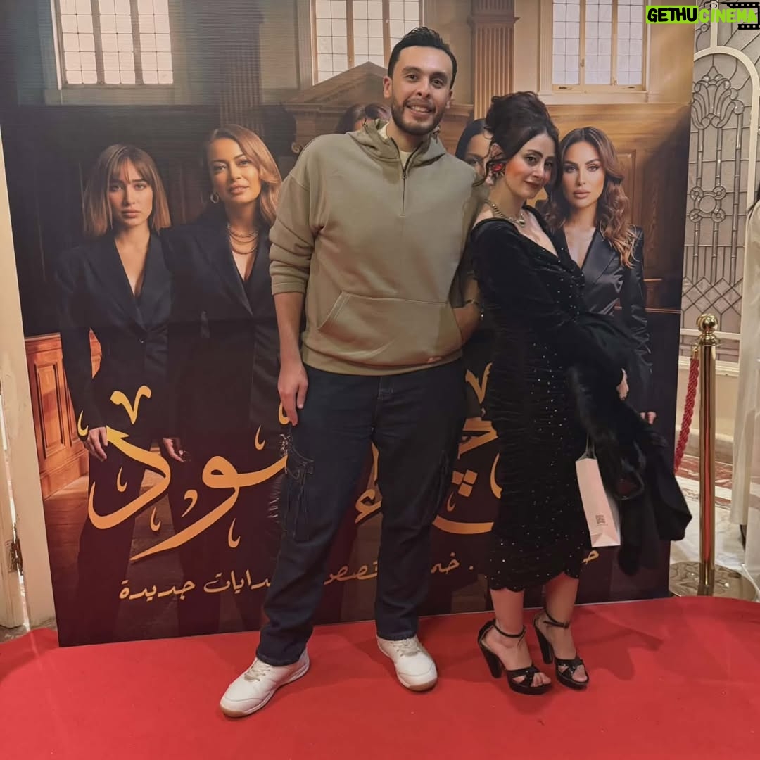 Menna Badr - 3 Likes - عندما يلتقي الكلمات مع الأداء في صوره واحده @aymanselim2012
المؤلف ❤️مع الممثل 
#روج_أسود ايمان مع المؤلف