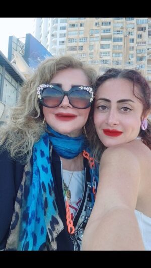 Menna Badr Instagram - كل سنه وانتي طيبه وبخير امي تانيه وصحبتي و قلبي ونور عيني شمسنا و قمرنا اللي منور علينا حياتنا ربنا يخليكي لينا
واكيد واخده بالك من الصور اننا بنصغر مش بكبر 
العمر كله مع بعض ان شاء الله يا حببت قلبي
@shahirahamdy3