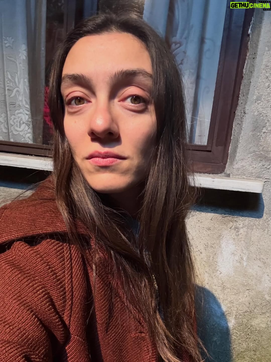 Merve Dizdar - 91.4K Likes - Fotoğraflar, anılar çok. Tüm oyuncu arkadaşlarıma, ekip arkadaşlarıma, yönetmenlerimize , yazarlarımıza, yapımımıza…  A’dan Z’ye tüm @kralkaybederseresmi ekibine…Emeği geçen herkese…Ne desem az kalır. Bin teşekkür ederim. Hepinizi çok seviyorum. Duygusalım çok. Yine çok şanslıyım şahane insanlar tanıdım. Hem de ne şahane…iyi ki varsın @kralkaybederseresmi🥹❤️Sevgili seyircilerimiz ne güzelsiniz, ne tatlısınız. Çok teşekkür ederiz her şey için. İyi ki beraberdik❤️ Yeniden görüşmek dileğiyle. Başka hikayelerde, başka hayatlarda… Hoşça kal Kral. Hoşça kal Fadi❤️🥰 @ogm.pictures ❤️