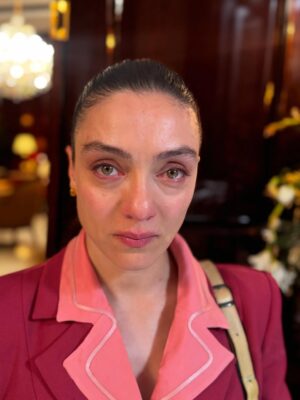 Merve Dizdar Instagram - Fotoğraflar, anılar çok. Tüm oyuncu arkadaşlarıma, ekip arkadaşlarıma, yönetmenlerimize , yazarlarımıza, yapımımıza…  A’dan Z’ye tüm @kralkaybederseresmi ekibine…Emeği geçen herkese…Ne desem az kalır. Bin teşekkür ederim. Hepinizi çok seviyorum. Duygusalım çok. Yine çok şanslıyım şahane insanlar tanıdım. Hem de ne şahane…iyi ki varsın @kralkaybederseresmi🥹❤️Sevgili seyircilerimiz ne güzelsiniz, ne tatlısınız. Çok teşekkür ederiz her şey için. İyi ki beraberdik❤️ Yeniden görüşmek dileğiyle. Başka hikayelerde, başka hayatlarda… Hoşça kal Kral. Hoşça kal Fadi❤️🥰 @ogm.pictures ❤️