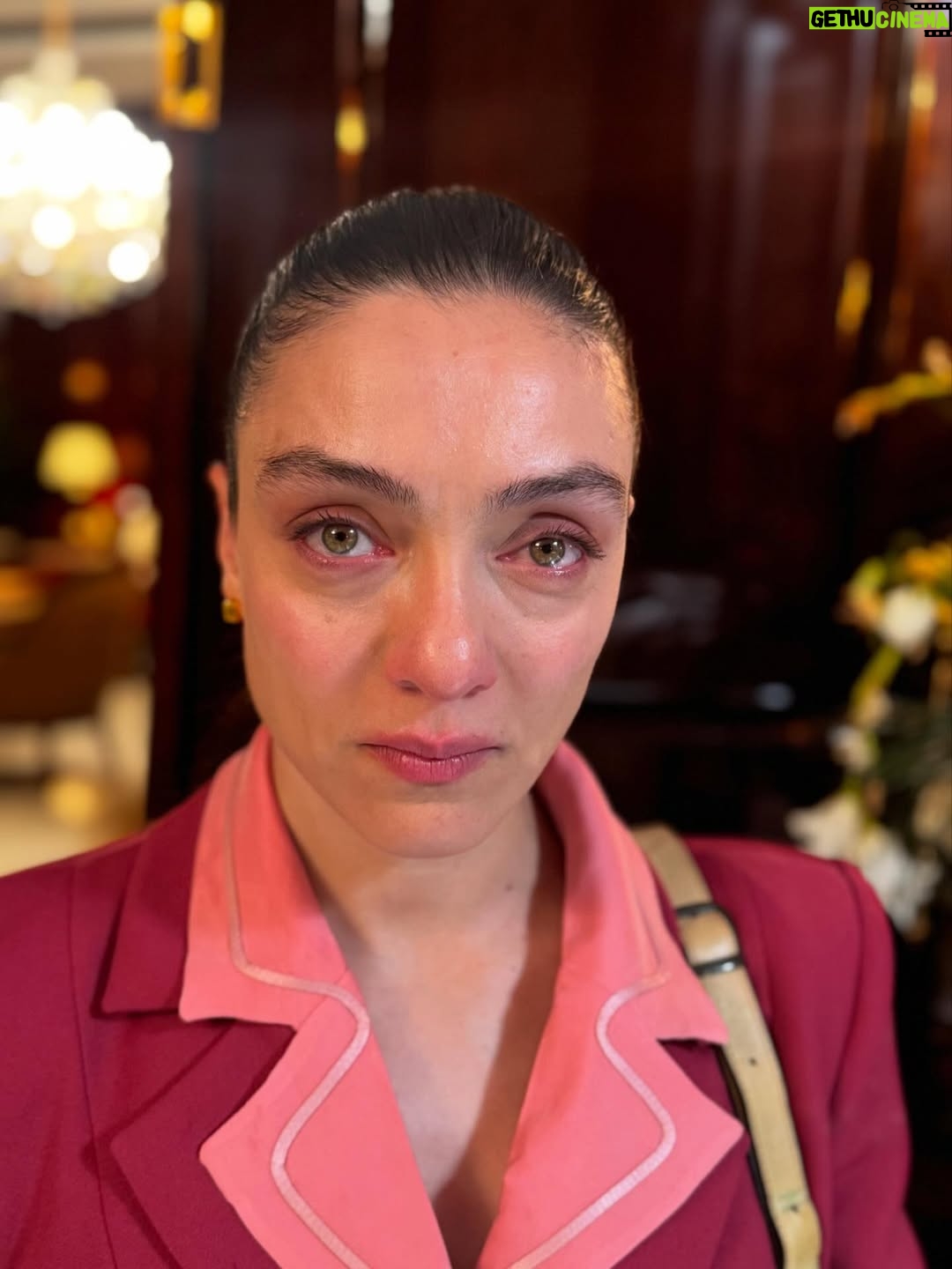 Merve Dizdar - 91.4K Likes - Fotoğraflar, anılar çok. Tüm oyuncu arkadaşlarıma, ekip arkadaşlarıma, yönetmenlerimize , yazarlarımıza, yapımımıza…  A’dan Z’ye tüm @kralkaybederseresmi ekibine…Emeği geçen herkese…Ne desem az kalır. Bin teşekkür ederim. Hepinizi çok seviyorum. Duygusalım çok. Yine çok şanslıyım şahane insanlar tanıdım. Hem de ne şahane…iyi ki varsın @kralkaybederseresmi🥹❤️Sevgili seyircilerimiz ne güzelsiniz, ne tatlısınız. Çok teşekkür ederiz her şey için. İyi ki beraberdik❤️ Yeniden görüşmek dileğiyle. Başka hikayelerde, başka hayatlarda… Hoşça kal Kral. Hoşça kal Fadi❤️🥰 @ogm.pictures ❤️