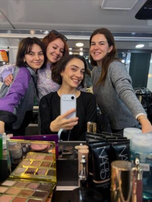 Merve Dizdar Instagram - Fotoğraflar, anılar çok. Tüm oyuncu arkadaşlarıma, ekip arkadaşlarıma, yönetmenlerimize , yazarlarımıza, yapımımıza…  A’dan Z’ye tüm @kralkaybederseresmi ekibine…Emeği geçen herkese…Ne desem az kalır. Bin teşekkür ederim. Hepinizi çok seviyorum. Duygusalım çok. Yine çok şanslıyım şahane insanlar tanıdım. Hem de ne şahane…iyi ki varsın @kralkaybederseresmi🥹❤️Sevgili seyircilerimiz ne güzelsiniz, ne tatlısınız. Çok teşekkür ederiz her şey için. İyi ki beraberdik❤️ Yeniden görüşmek dileğiyle. Başka hikayelerde, başka hayatlarda… Hoşça kal Kral. Hoşça kal Fadi❤️🥰 @ogm.pictures ❤️