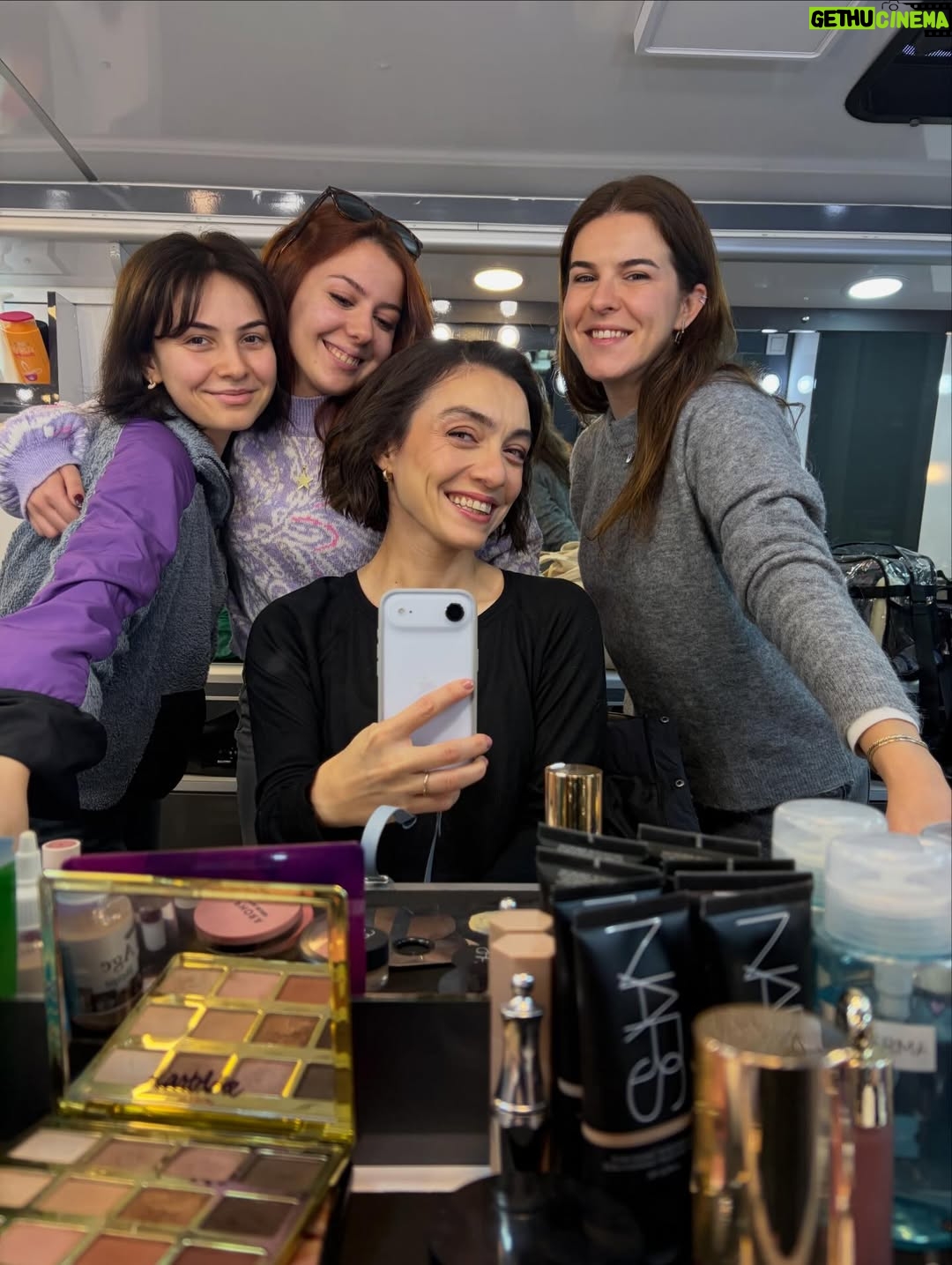 Merve Dizdar - 91.4K Likes - Fotoğraflar, anılar çok. Tüm oyuncu arkadaşlarıma, ekip arkadaşlarıma, yönetmenlerimize , yazarlarımıza, yapımımıza…  A’dan Z’ye tüm @kralkaybederseresmi ekibine…Emeği geçen herkese…Ne desem az kalır. Bin teşekkür ederim. Hepinizi çok seviyorum. Duygusalım çok. Yine çok şanslıyım şahane insanlar tanıdım. Hem de ne şahane…iyi ki varsın @kralkaybederseresmi🥹❤️Sevgili seyircilerimiz ne güzelsiniz, ne tatlısınız. Çok teşekkür ederiz her şey için. İyi ki beraberdik❤️ Yeniden görüşmek dileğiyle. Başka hikayelerde, başka hayatlarda… Hoşça kal Kral. Hoşça kal Fadi❤️🥰 @ogm.pictures ❤️