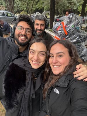 Merve Dizdar Instagram - Fotoğraflar, anılar çok. Tüm oyuncu arkadaşlarıma, ekip arkadaşlarıma, yönetmenlerimize , yazarlarımıza, yapımımıza…  A’dan Z’ye tüm @kralkaybederseresmi ekibine…Emeği geçen herkese…Ne desem az kalır. Bin teşekkür ederim. Hepinizi çok seviyorum. Duygusalım çok. Yine çok şanslıyım şahane insanlar tanıdım. Hem de ne şahane…iyi ki varsın @kralkaybederseresmi🥹❤️Sevgili seyircilerimiz ne güzelsiniz, ne tatlısınız. Çok teşekkür ederiz her şey için. İyi ki beraberdik❤️ Yeniden görüşmek dileğiyle. Başka hikayelerde, başka hayatlarda… Hoşça kal Kral. Hoşça kal Fadi❤️🥰 @ogm.pictures ❤️