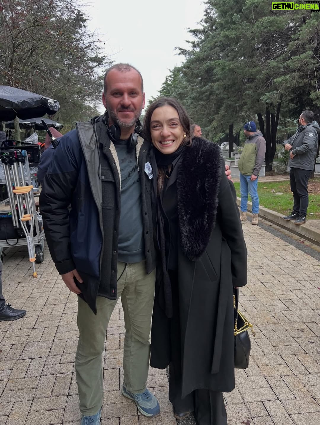 Merve Dizdar - 91.4K Likes - Fotoğraflar, anılar çok. Tüm oyuncu arkadaşlarıma, ekip arkadaşlarıma, yönetmenlerimize , yazarlarımıza, yapımımıza…  A’dan Z’ye tüm @kralkaybederseresmi ekibine…Emeği geçen herkese…Ne desem az kalır. Bin teşekkür ederim. Hepinizi çok seviyorum. Duygusalım çok. Yine çok şanslıyım şahane insanlar tanıdım. Hem de ne şahane…iyi ki varsın @kralkaybederseresmi🥹❤️Sevgili seyircilerimiz ne güzelsiniz, ne tatlısınız. Çok teşekkür ederiz her şey için. İyi ki beraberdik❤️ Yeniden görüşmek dileğiyle. Başka hikayelerde, başka hayatlarda… Hoşça kal Kral. Hoşça kal Fadi❤️🥰 @ogm.pictures ❤️