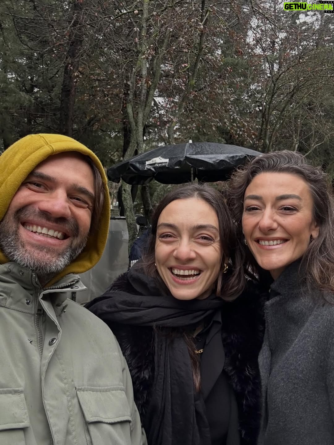 Merve Dizdar - 91.4K Likes - Fotoğraflar, anılar çok. Tüm oyuncu arkadaşlarıma, ekip arkadaşlarıma, yönetmenlerimize , yazarlarımıza, yapımımıza…  A’dan Z’ye tüm @kralkaybederseresmi ekibine…Emeği geçen herkese…Ne desem az kalır. Bin teşekkür ederim. Hepinizi çok seviyorum. Duygusalım çok. Yine çok şanslıyım şahane insanlar tanıdım. Hem de ne şahane…iyi ki varsın @kralkaybederseresmi🥹❤️Sevgili seyircilerimiz ne güzelsiniz, ne tatlısınız. Çok teşekkür ederiz her şey için. İyi ki beraberdik❤️ Yeniden görüşmek dileğiyle. Başka hikayelerde, başka hayatlarda… Hoşça kal Kral. Hoşça kal Fadi❤️🥰 @ogm.pictures ❤️