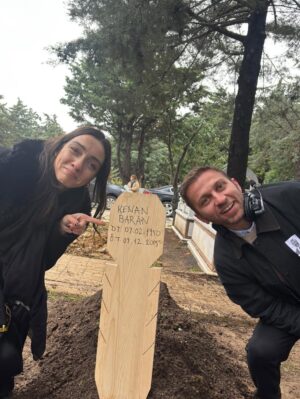 Merve Dizdar Instagram - Fotoğraflar, anılar çok. Tüm oyuncu arkadaşlarıma, ekip arkadaşlarıma, yönetmenlerimize , yazarlarımıza, yapımımıza…  A’dan Z’ye tüm @kralkaybederseresmi ekibine…Emeği geçen herkese…Ne desem az kalır. Bin teşekkür ederim. Hepinizi çok seviyorum. Duygusalım çok. Yine çok şanslıyım şahane insanlar tanıdım. Hem de ne şahane…iyi ki varsın @kralkaybederseresmi🥹❤️Sevgili seyircilerimiz ne güzelsiniz, ne tatlısınız. Çok teşekkür ederiz her şey için. İyi ki beraberdik❤️ Yeniden görüşmek dileğiyle. Başka hikayelerde, başka hayatlarda… Hoşça kal Kral. Hoşça kal Fadi❤️🥰 @ogm.pictures ❤️