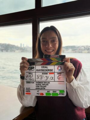 Merve Dizdar Instagram - Fotoğraflar, anılar çok. Tüm oyuncu arkadaşlarıma, ekip arkadaşlarıma, yönetmenlerimize , yazarlarımıza, yapımımıza…  A’dan Z’ye tüm @kralkaybederseresmi ekibine…Emeği geçen herkese…Ne desem az kalır. Bin teşekkür ederim. Hepinizi çok seviyorum. Duygusalım çok. Yine çok şanslıyım şahane insanlar tanıdım. Hem de ne şahane…iyi ki varsın @kralkaybederseresmi🥹❤️Sevgili seyircilerimiz ne güzelsiniz, ne tatlısınız. Çok teşekkür ederiz her şey için. İyi ki beraberdik❤️ Yeniden görüşmek dileğiyle. Başka hikayelerde, başka hayatlarda… Hoşça kal Kral. Hoşça kal Fadi❤️🥰 @ogm.pictures ❤️