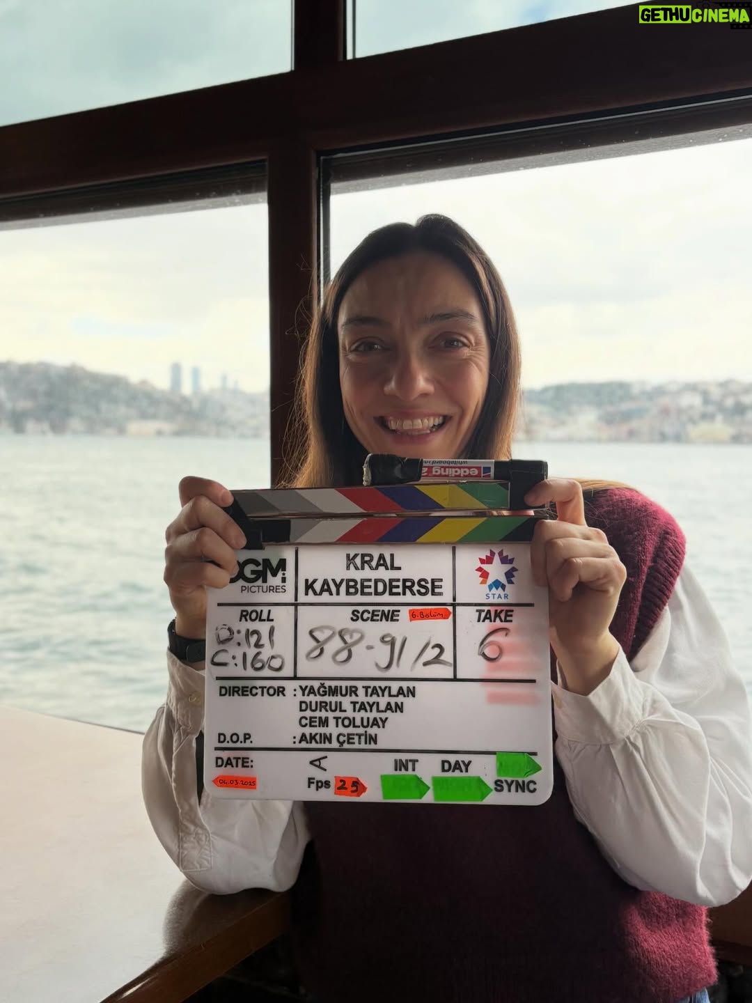 Merve Dizdar - 91.4K Likes - Fotoğraflar, anılar çok. Tüm oyuncu arkadaşlarıma, ekip arkadaşlarıma, yönetmenlerimize , yazarlarımıza, yapımımıza…  A’dan Z’ye tüm @kralkaybederseresmi ekibine…Emeği geçen herkese…Ne desem az kalır. Bin teşekkür ederim. Hepinizi çok seviyorum. Duygusalım çok. Yine çok şanslıyım şahane insanlar tanıdım. Hem de ne şahane…iyi ki varsın @kralkaybederseresmi🥹❤️Sevgili seyircilerimiz ne güzelsiniz, ne tatlısınız. Çok teşekkür ederiz her şey için. İyi ki beraberdik❤️ Yeniden görüşmek dileğiyle. Başka hikayelerde, başka hayatlarda… Hoşça kal Kral. Hoşça kal Fadi❤️🥰 @ogm.pictures ❤️