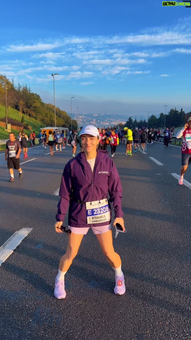 Merve Dizdar - 104K Likes - İstanbul Maratonu; 09.30 civarı köprü öncesinde başladı. Köprüyü geçtik, oradan Barbaros bulvarı, Dolmabahçe’den devam, Karaköy , Sirkeci, Sarayburnu ve bitiş Yenikapı… Dileklerimi diledim, @tohumotizm  bağışlarımızı dostlarım ve takipçilerim sayesinde topladım, akşam oyunumu oynadım. Koşmak insanın daha iyi hali. Bir işe yaramanın, yardım etmenin ve yaşadığını hissetmenin yolu…Teşekkür ederim. Devam, canlı kalmaya, yolda olmaya devam…❤️🙏

@adidas.turkiye @adidasrunning #işbirliği