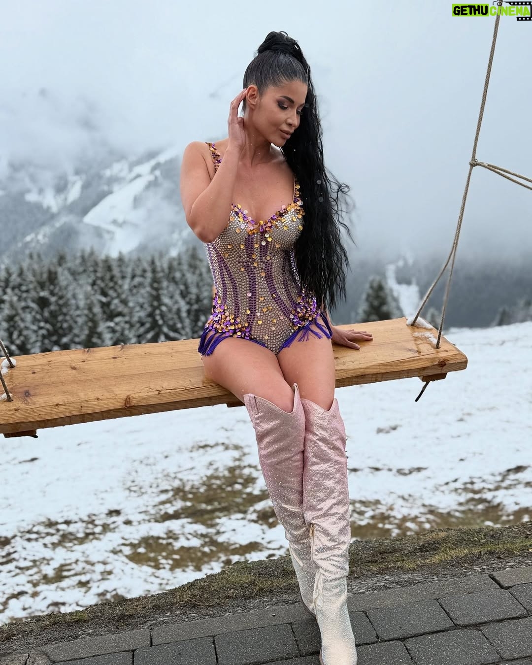 Micaela Schäfer - 1.7K Likes - @walleggalm Vibes 2025. Danke, für diese großartige Saison und krassen Apres Ski Partys. See U in 2026! #walleggalm #saalbachhinterglemm #austria #apresski #apresskiparty