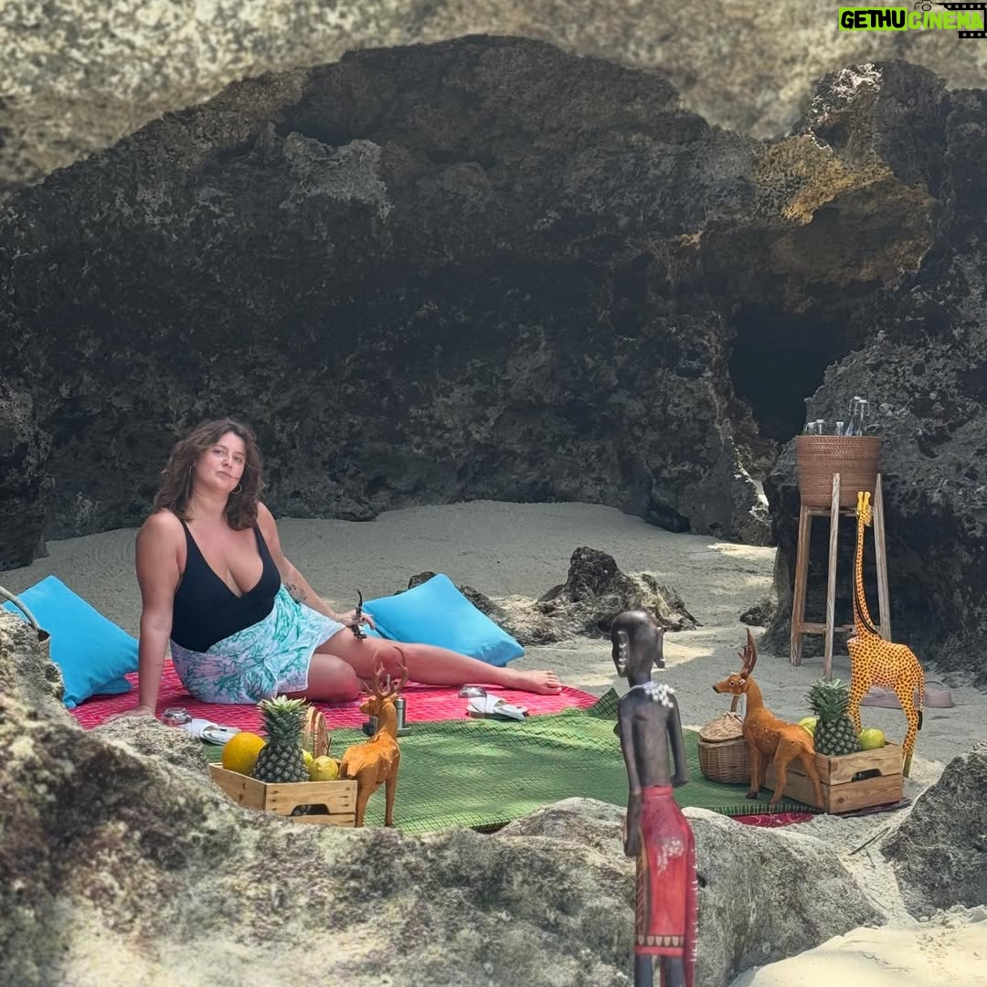 Michela Giraud - 18.1K Likes - Un po’ sotto Latina a sud, un po’ sopra Bologna a Nord. 🌊 🏔️ #apostofinoaGiugno