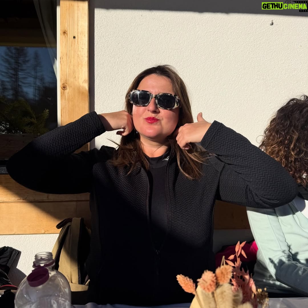 Michela Giraud - 18.1K Likes - Un po’ sotto Latina a sud, un po’ sopra Bologna a Nord. 🌊 🏔️ #apostofinoaGiugno