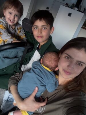 Michelle Renaud Instagram - La maternidad es lo mejor que me ha pasado en la vida … ✨💞 Me siento muy agradecida ,bendecida  y enamorada. 
Amo a mis hijos , a mi esposo que es mi máximo y a mis suegros que son increíbles.

Mi suegra es como abuela materna, no había conocido una abuela tan amorosa  y entregada a sus nietos ♥️✨🤩

Así que como la vida es mágica , estoy aprovechando a mis nenes y a listandome por que en marzo ya retomamos 🎥🎞️🤩 muy motivada y además ahora acompañada de Milán. 😎