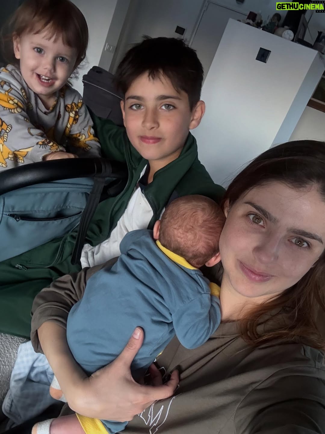 Michelle Renaud - 288K Likes - La maternidad es lo mejor que me ha pasado en la vida … ✨💞 Me siento muy agradecida ,bendecida  y enamorada. 
Amo a mis hijos , a mi esposo que es mi máximo y a mis suegros que son increíbles.

Mi suegra es como abuela materna, no había conocido una abuela tan amorosa  y entregada a sus nietos ♥️✨🤩

Así que como la vida es mágica , estoy aprovechando a mis nenes y a listandome por que en marzo ya retomamos 🎥🎞️🤩 muy motivada y además ahora acompañada de Milán. 😎