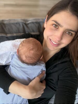 Michelle Renaud Instagram - La maternidad es lo mejor que me ha pasado en la vida … ✨💞 Me siento muy agradecida ,bendecida  y enamorada. 
Amo a mis hijos , a mi esposo que es mi máximo y a mis suegros que son increíbles.

Mi suegra es como abuela materna, no había conocido una abuela tan amorosa  y entregada a sus nietos ♥️✨🤩

Así que como la vida es mágica , estoy aprovechando a mis nenes y a listandome por que en marzo ya retomamos 🎥🎞️🤩 muy motivada y además ahora acompañada de Milán. 😎