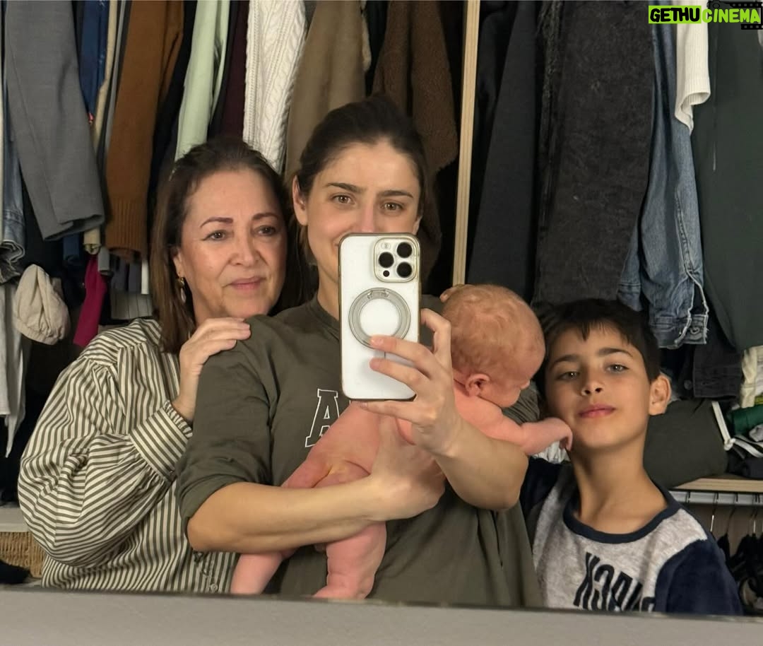 Michelle Renaud - 288K Likes - La maternidad es lo mejor que me ha pasado en la vida … ✨💞 Me siento muy agradecida ,bendecida  y enamorada. 
Amo a mis hijos , a mi esposo que es mi máximo y a mis suegros que son increíbles.

Mi suegra es como abuela materna, no había conocido una abuela tan amorosa  y entregada a sus nietos ♥️✨🤩

Así que como la vida es mágica , estoy aprovechando a mis nenes y a listandome por que en marzo ya retomamos 🎥🎞️🤩 muy motivada y además ahora acompañada de Milán. 😎