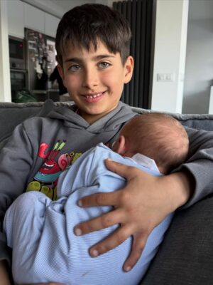 Michelle Renaud Instagram - La maternidad es lo mejor que me ha pasado en la vida … ✨💞 Me siento muy agradecida ,bendecida  y enamorada. 
Amo a mis hijos , a mi esposo que es mi máximo y a mis suegros que son increíbles.

Mi suegra es como abuela materna, no había conocido una abuela tan amorosa  y entregada a sus nietos ♥️✨🤩

Así que como la vida es mágica , estoy aprovechando a mis nenes y a listandome por que en marzo ya retomamos 🎥🎞️🤩 muy motivada y además ahora acompañada de Milán. 😎