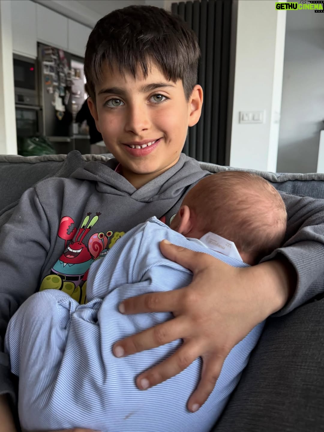 Michelle Renaud - 288K Likes - La maternidad es lo mejor que me ha pasado en la vida … ✨💞 Me siento muy agradecida ,bendecida  y enamorada. 
Amo a mis hijos , a mi esposo que es mi máximo y a mis suegros que son increíbles.

Mi suegra es como abuela materna, no había conocido una abuela tan amorosa  y entregada a sus nietos ♥️✨🤩

Así que como la vida es mágica , estoy aprovechando a mis nenes y a listandome por que en marzo ya retomamos 🎥🎞️🤩 muy motivada y además ahora acompañada de Milán. 😎