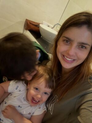 Michelle Renaud Instagram - La maternidad es lo mejor que me ha pasado en la vida … ✨💞 Me siento muy agradecida ,bendecida  y enamorada. 
Amo a mis hijos , a mi esposo que es mi máximo y a mis suegros que son increíbles.

Mi suegra es como abuela materna, no había conocido una abuela tan amorosa  y entregada a sus nietos ♥️✨🤩

Así que como la vida es mágica , estoy aprovechando a mis nenes y a listandome por que en marzo ya retomamos 🎥🎞️🤩 muy motivada y además ahora acompañada de Milán. 😎