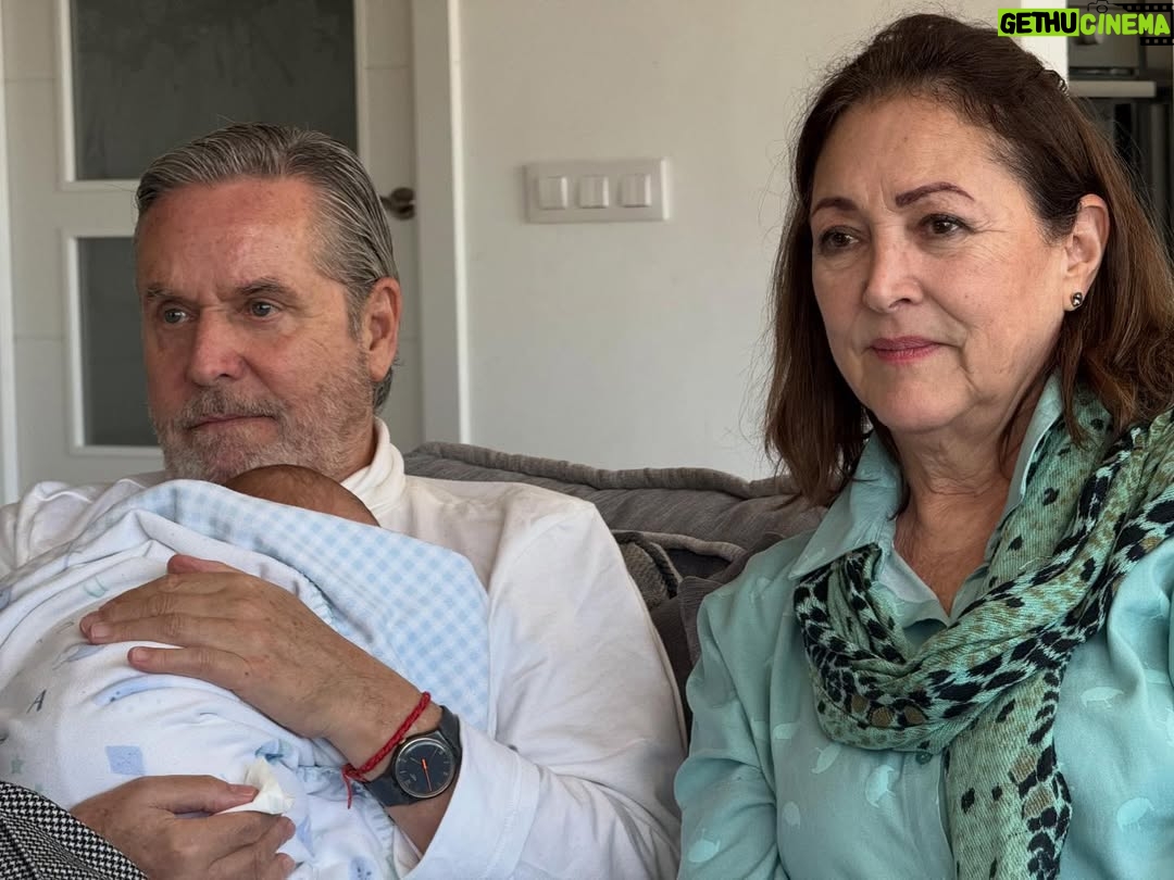 Michelle Renaud - 288K Likes - La maternidad es lo mejor que me ha pasado en la vida … ✨💞 Me siento muy agradecida ,bendecida  y enamorada. 
Amo a mis hijos , a mi esposo que es mi máximo y a mis suegros que son increíbles.

Mi suegra es como abuela materna, no había conocido una abuela tan amorosa  y entregada a sus nietos ♥️✨🤩

Así que como la vida es mágica , estoy aprovechando a mis nenes y a listandome por que en marzo ya retomamos 🎥🎞️🤩 muy motivada y además ahora acompañada de Milán. 😎