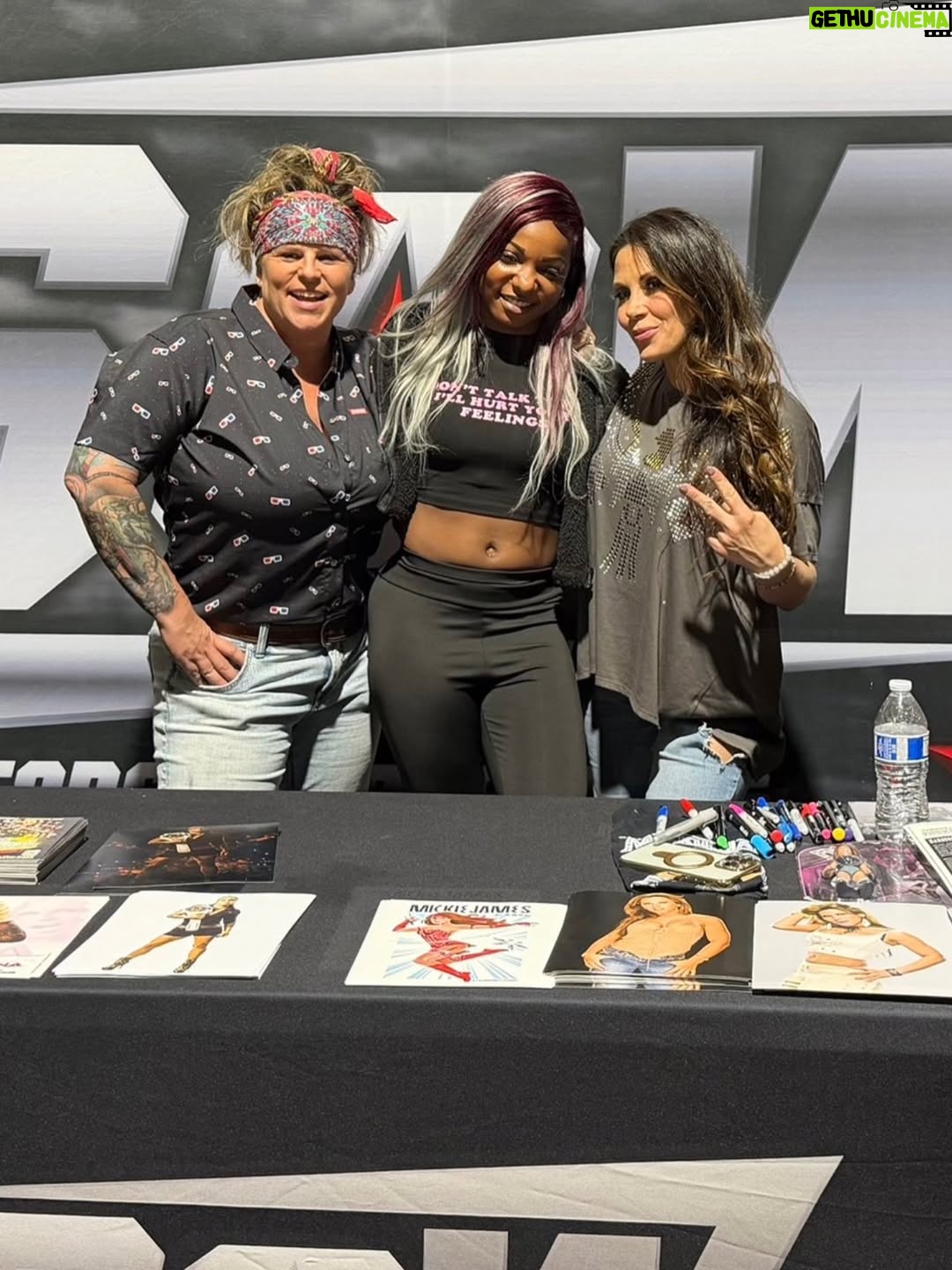 Mickie James - 3.1K Likes - Big thanks to @sowrestlingcali & all the fans who showed up Saturday Night!
Shoutout to Louis for handling extraordinary circumstances like a champ & giving the fans a memorable night! Appreciate you, brother!
Thank you for having me ❤️ We’ll be back soon! 🤘
#wwe #tnawrestling #fy #mickiejames