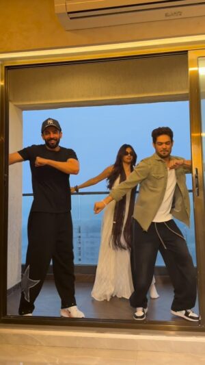 Miesha Saakshi Iyer Instagram - Sach batayien Hum teno signal pe khade ho sabse pehle kisko rastaa cross karwaon ge app???? 3 Musketeers
#dance #friends #funtimes #reel