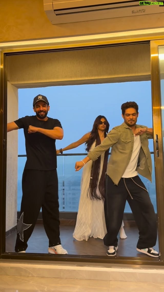 Miesha Saakshi Iyer - 358.7K Likes - Sach batayien Hum teno signal pe khade ho sabse pehle kisko rastaa cross karwaon ge app???? 3 Musketeers 

#dance #friends #funtimes #reel