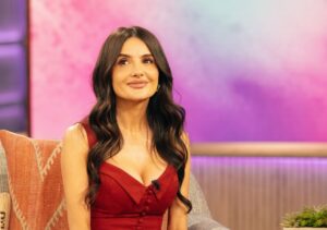 Mikaela Hoover Instagram - Tomorrow I am on @kellyclarksonshow talking all things Chopper & Season Two of Beef! 🏴‍☠️🦌🍬 🥩 

Makeup @nikolevega_ 
Hair @josephmaine 
Styling @jordan_grossman 
Special thanks to @misterchristophermcdonald