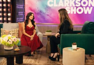 Mikaela Hoover Instagram - Tomorrow I am on @kellyclarksonshow talking all things Chopper & Season Two of Beef! 🏴‍☠️🦌🍬 🥩 

Makeup @nikolevega_ 
Hair @josephmaine 
Styling @jordan_grossman 
Special thanks to @misterchristophermcdonald