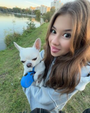 Milana Khametova Instagram - сегодня отмечается день любви к своему домашнему питомцу!! поцелуйте своего пушистого друга от меня🤍🐶🐶