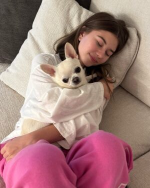 Milana Khametova Instagram - сегодня отмечается день любви к своему домашнему питомцу!! поцелуйте своего пушистого друга от меня🤍🐶🐶