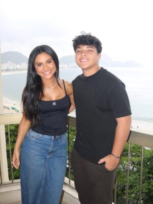 Mileide Mihaile Instagram - Atenção, mamães! Vocês também olham pra esse homem e ficam sem acreditar? 
Acho que preciso me acostumar com essa fase que já chegou faz um tempo, né?

Me contem aqui nos comentários: mães de adolescentes, qual é a maior alegria e qual é a maior dificuldade dessa fase? Quero muito saber! 💫