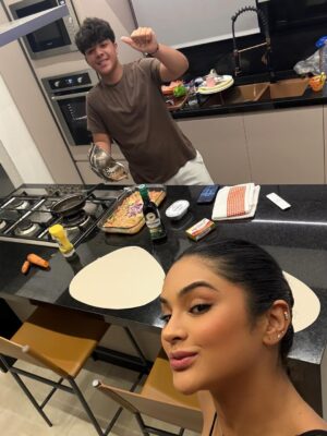 Mileide Mihaile Instagram - Atenção, mamães! Vocês também olham pra esse homem e ficam sem acreditar? 
Acho que preciso me acostumar com essa fase que já chegou faz um tempo, né?

Me contem aqui nos comentários: mães de adolescentes, qual é a maior alegria e qual é a maior dificuldade dessa fase? Quero muito saber! 💫