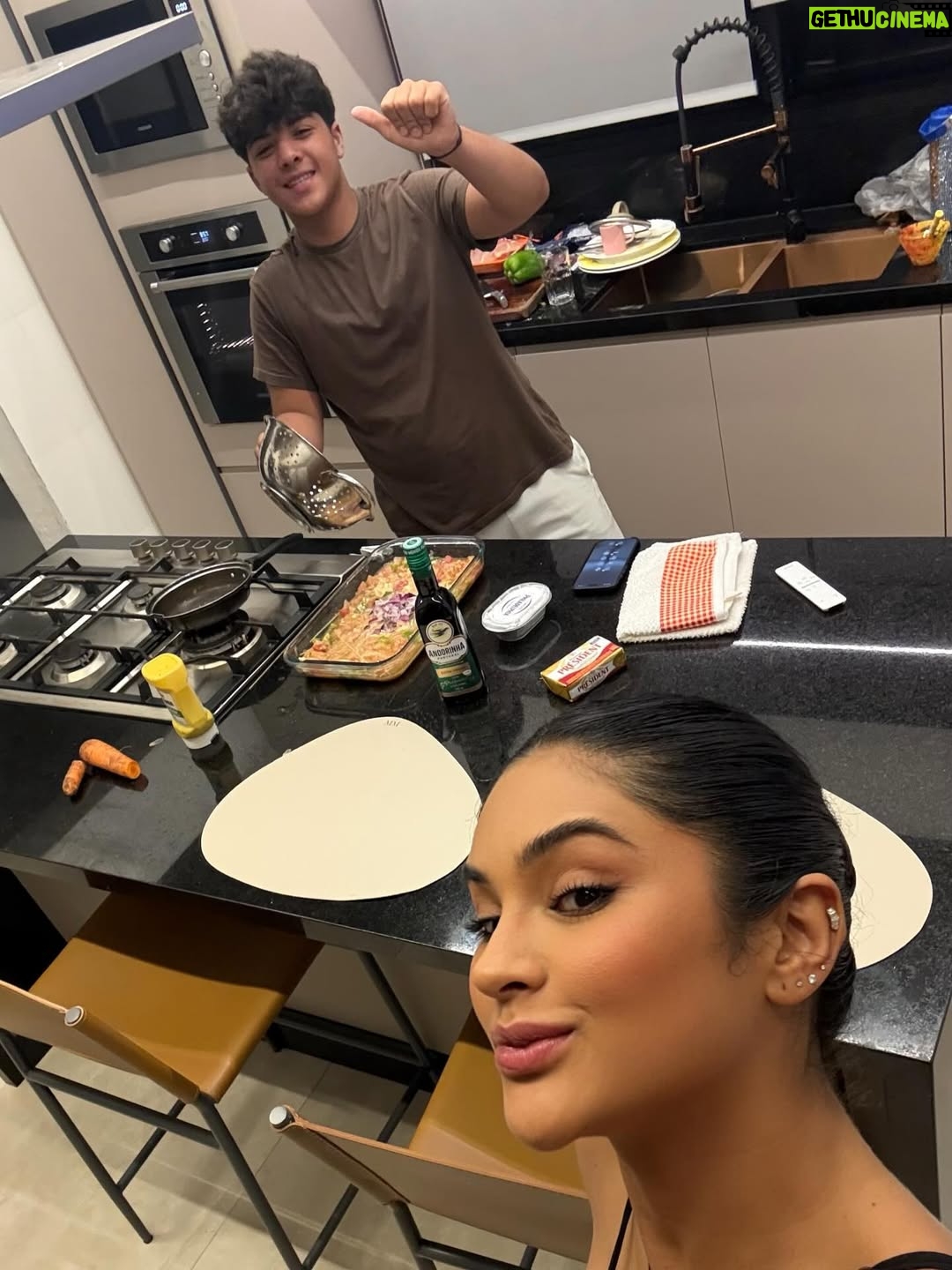 Mileide Mihaile - 410.5K Likes - Atenção, mamães! Vocês também olham pra esse homem e ficam sem acreditar? 
Acho que preciso me acostumar com essa fase que já chegou faz um tempo, né?

Me contem aqui nos comentários: mães de adolescentes, qual é a maior alegria e qual é a maior dificuldade dessa fase? Quero muito saber! 💫