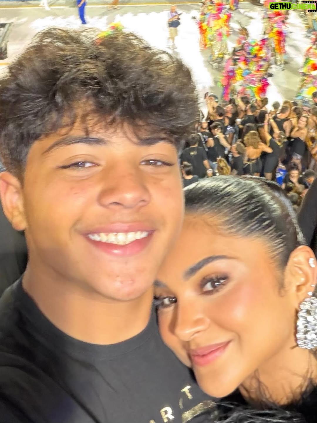 Mileide Mihaile - 410.5K Likes - Atenção, mamães! Vocês também olham pra esse homem e ficam sem acreditar? 
Acho que preciso me acostumar com essa fase que já chegou faz um tempo, né?

Me contem aqui nos comentários: mães de adolescentes, qual é a maior alegria e qual é a maior dificuldade dessa fase? Quero muito saber! 💫