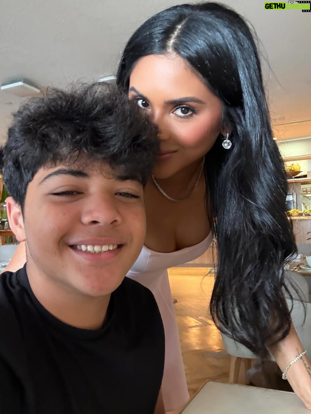 Mileide Mihaile - 410.5K Likes - Atenção, mamães! Vocês também olham pra esse homem e ficam sem acreditar? 
Acho que preciso me acostumar com essa fase que já chegou faz um tempo, né?

Me contem aqui nos comentários: mães de adolescentes, qual é a maior alegria e qual é a maior dificuldade dessa fase? Quero muito saber! 💫