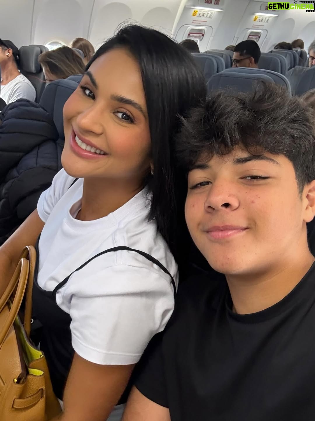 Mileide Mihaile - 410.5K Likes - Atenção, mamães! Vocês também olham pra esse homem e ficam sem acreditar? 
Acho que preciso me acostumar com essa fase que já chegou faz um tempo, né?

Me contem aqui nos comentários: mães de adolescentes, qual é a maior alegria e qual é a maior dificuldade dessa fase? Quero muito saber! 💫