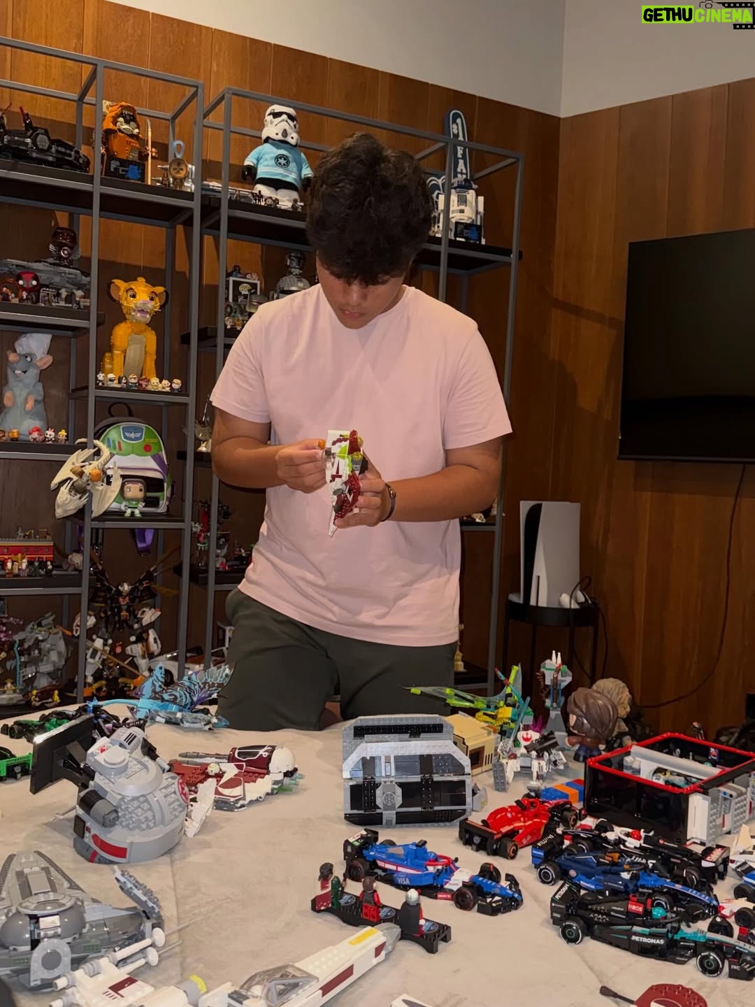 Mileide Mihaile - 410.5K Likes - Atenção, mamães! Vocês também olham pra esse homem e ficam sem acreditar? 
Acho que preciso me acostumar com essa fase que já chegou faz um tempo, né?

Me contem aqui nos comentários: mães de adolescentes, qual é a maior alegria e qual é a maior dificuldade dessa fase? Quero muito saber! 💫