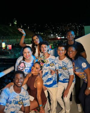Mileide Mihaile Instagram - Chegamos ao fim do #CarnavalDaMileide2026… e que emoção viver tudo isso! ✨💛💙

Eu sonhei tanto com esse momento… quando recebi o convite para ser Rainha de Bateria da @gresutijuca, a ficha demorou a cair. Foi mais que um título, foi uma responsabilidade linda, foi honrar uma história que já é gigante e tem donos: a comunidade.

Falar da Unidos da Tijuca é falar de tradição, de identidade e de uma comunidade que constrói tudo isso com muito trabalho e amor. Eu tive o privilégio de ser recebida, de aprender, de ouvir e de representar com respeito cada passo dado na Avenida. Obrigada, comunidade Tijucana, por todo acolhimento e confiança. Eu me senti abraçada e respeitada em cada momento. 

Minha gratidão ao presidente @hortapresidente, pela confiança. Ao @mestrecasagrande40, pela liderança e firmeza à frente da bateria. À bateria @puracadenciatjk_oficial, pela energia e pela grandeza na Avenida. E a todos que fizeram parte desse momento amo cada um de vocês. Infelizmente não foi o resultado que queríamos… mas a nossa entrega foi linda, intensa e emocionante. 

E à minha equipuxa (sim, falamos equipuxa mesmo 😂), obrigada por viverem tudo comigo. Vocês tornaram esse carnaval ainda mais incrível. Obrigada a cada um pela entrega e profissionalismo. 

O nosso amor é maior que qualquer resultado. 💛💙