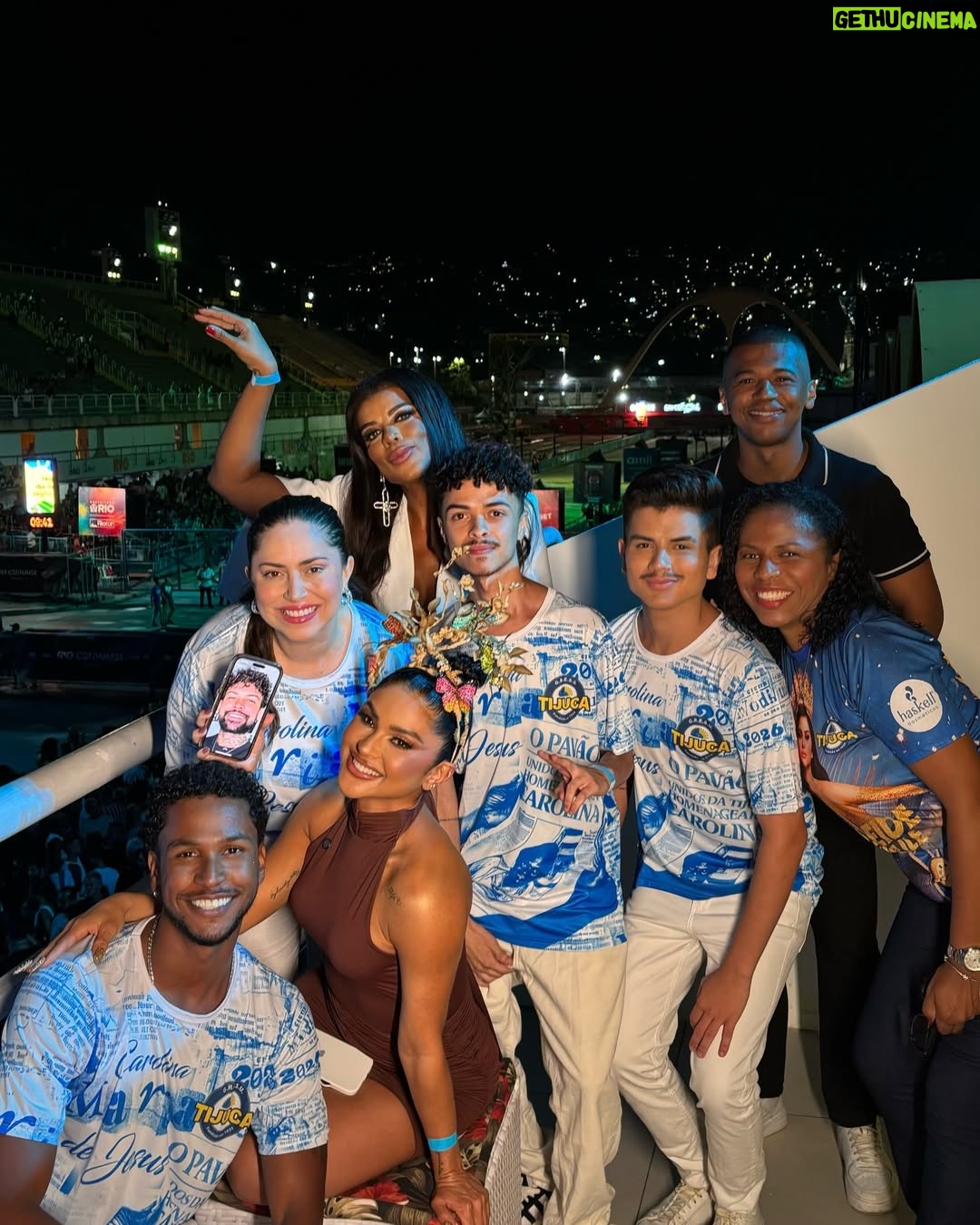 Mileide Mihaile - 110.1K Likes - Chegamos ao fim do #CarnavalDaMileide2026… e que emoção viver tudo isso! ✨💛💙

Eu sonhei tanto com esse momento… quando recebi o convite para ser Rainha de Bateria da @gresutijuca, a ficha demorou a cair. Foi mais que um título, foi uma responsabilidade linda, foi honrar uma história que já é gigante e tem donos: a comunidade.

Falar da Unidos da Tijuca é falar de tradição, de identidade e de uma comunidade que constrói tudo isso com muito trabalho e amor. Eu tive o privilégio de ser recebida, de aprender, de ouvir e de representar com respeito cada passo dado na Avenida. Obrigada, comunidade Tijucana, por todo acolhimento e confiança. Eu me senti abraçada e respeitada em cada momento. 

Minha gratidão ao presidente @hortapresidente, pela confiança. Ao @mestrecasagrande40, pela liderança e firmeza à frente da bateria. À bateria @puracadenciatjk_oficial, pela energia e pela grandeza na Avenida. E a todos que fizeram parte desse momento amo cada um de vocês. Infelizmente não foi o resultado que queríamos… mas a nossa entrega foi linda, intensa e emocionante. 

E à minha equipuxa (sim, falamos equipuxa mesmo 😂), obrigada por viverem tudo comigo. Vocês tornaram esse carnaval ainda mais incrível. Obrigada a cada um pela entrega e profissionalismo. 

O nosso amor é maior que qualquer resultado. 💛💙