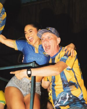Mileide Mihaile Instagram - Chegamos ao fim do #CarnavalDaMileide2026… e que emoção viver tudo isso! ✨💛💙

Eu sonhei tanto com esse momento… quando recebi o convite para ser Rainha de Bateria da @gresutijuca, a ficha demorou a cair. Foi mais que um título, foi uma responsabilidade linda, foi honrar uma história que já é gigante e tem donos: a comunidade.

Falar da Unidos da Tijuca é falar de tradição, de identidade e de uma comunidade que constrói tudo isso com muito trabalho e amor. Eu tive o privilégio de ser recebida, de aprender, de ouvir e de representar com respeito cada passo dado na Avenida. Obrigada, comunidade Tijucana, por todo acolhimento e confiança. Eu me senti abraçada e respeitada em cada momento. 

Minha gratidão ao presidente @hortapresidente, pela confiança. Ao @mestrecasagrande40, pela liderança e firmeza à frente da bateria. À bateria @puracadenciatjk_oficial, pela energia e pela grandeza na Avenida. E a todos que fizeram parte desse momento amo cada um de vocês. Infelizmente não foi o resultado que queríamos… mas a nossa entrega foi linda, intensa e emocionante. 

E à minha equipuxa (sim, falamos equipuxa mesmo 😂), obrigada por viverem tudo comigo. Vocês tornaram esse carnaval ainda mais incrível. Obrigada a cada um pela entrega e profissionalismo. 

O nosso amor é maior que qualquer resultado. 💛💙