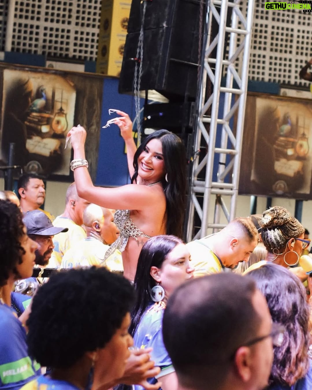 Mileide Mihaile - 110.1K Likes - Chegamos ao fim do #CarnavalDaMileide2026… e que emoção viver tudo isso! ✨💛💙

Eu sonhei tanto com esse momento… quando recebi o convite para ser Rainha de Bateria da @gresutijuca, a ficha demorou a cair. Foi mais que um título, foi uma responsabilidade linda, foi honrar uma história que já é gigante e tem donos: a comunidade.

Falar da Unidos da Tijuca é falar de tradição, de identidade e de uma comunidade que constrói tudo isso com muito trabalho e amor. Eu tive o privilégio de ser recebida, de aprender, de ouvir e de representar com respeito cada passo dado na Avenida. Obrigada, comunidade Tijucana, por todo acolhimento e confiança. Eu me senti abraçada e respeitada em cada momento. 

Minha gratidão ao presidente @hortapresidente, pela confiança. Ao @mestrecasagrande40, pela liderança e firmeza à frente da bateria. À bateria @puracadenciatjk_oficial, pela energia e pela grandeza na Avenida. E a todos que fizeram parte desse momento amo cada um de vocês. Infelizmente não foi o resultado que queríamos… mas a nossa entrega foi linda, intensa e emocionante. 

E à minha equipuxa (sim, falamos equipuxa mesmo 😂), obrigada por viverem tudo comigo. Vocês tornaram esse carnaval ainda mais incrível. Obrigada a cada um pela entrega e profissionalismo. 

O nosso amor é maior que qualquer resultado. 💛💙
