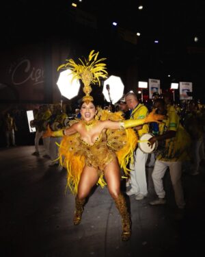 Mileide Mihaile Instagram - Chegamos ao fim do #CarnavalDaMileide2026… e que emoção viver tudo isso! ✨💛💙

Eu sonhei tanto com esse momento… quando recebi o convite para ser Rainha de Bateria da @gresutijuca, a ficha demorou a cair. Foi mais que um título, foi uma responsabilidade linda, foi honrar uma história que já é gigante e tem donos: a comunidade.

Falar da Unidos da Tijuca é falar de tradição, de identidade e de uma comunidade que constrói tudo isso com muito trabalho e amor. Eu tive o privilégio de ser recebida, de aprender, de ouvir e de representar com respeito cada passo dado na Avenida. Obrigada, comunidade Tijucana, por todo acolhimento e confiança. Eu me senti abraçada e respeitada em cada momento. 

Minha gratidão ao presidente @hortapresidente, pela confiança. Ao @mestrecasagrande40, pela liderança e firmeza à frente da bateria. À bateria @puracadenciatjk_oficial, pela energia e pela grandeza na Avenida. E a todos que fizeram parte desse momento amo cada um de vocês. Infelizmente não foi o resultado que queríamos… mas a nossa entrega foi linda, intensa e emocionante. 

E à minha equipuxa (sim, falamos equipuxa mesmo 😂), obrigada por viverem tudo comigo. Vocês tornaram esse carnaval ainda mais incrível. Obrigada a cada um pela entrega e profissionalismo. 

O nosso amor é maior que qualquer resultado. 💛💙