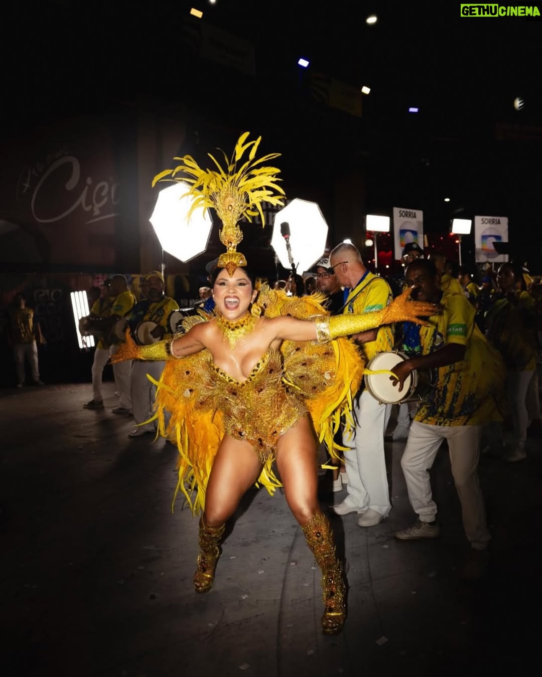 Mileide Mihaile - 110.1K Likes - Chegamos ao fim do #CarnavalDaMileide2026… e que emoção viver tudo isso! ✨💛💙

Eu sonhei tanto com esse momento… quando recebi o convite para ser Rainha de Bateria da @gresutijuca, a ficha demorou a cair. Foi mais que um título, foi uma responsabilidade linda, foi honrar uma história que já é gigante e tem donos: a comunidade.

Falar da Unidos da Tijuca é falar de tradição, de identidade e de uma comunidade que constrói tudo isso com muito trabalho e amor. Eu tive o privilégio de ser recebida, de aprender, de ouvir e de representar com respeito cada passo dado na Avenida. Obrigada, comunidade Tijucana, por todo acolhimento e confiança. Eu me senti abraçada e respeitada em cada momento. 

Minha gratidão ao presidente @hortapresidente, pela confiança. Ao @mestrecasagrande40, pela liderança e firmeza à frente da bateria. À bateria @puracadenciatjk_oficial, pela energia e pela grandeza na Avenida. E a todos que fizeram parte desse momento amo cada um de vocês. Infelizmente não foi o resultado que queríamos… mas a nossa entrega foi linda, intensa e emocionante. 

E à minha equipuxa (sim, falamos equipuxa mesmo 😂), obrigada por viverem tudo comigo. Vocês tornaram esse carnaval ainda mais incrível. Obrigada a cada um pela entrega e profissionalismo. 

O nosso amor é maior que qualquer resultado. 💛💙