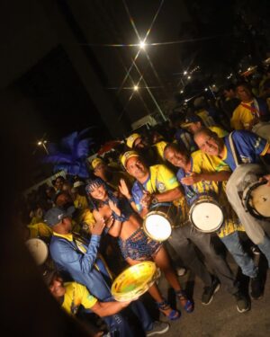 Mileide Mihaile Instagram - Chegamos ao fim do #CarnavalDaMileide2026… e que emoção viver tudo isso! ✨💛💙

Eu sonhei tanto com esse momento… quando recebi o convite para ser Rainha de Bateria da @gresutijuca, a ficha demorou a cair. Foi mais que um título, foi uma responsabilidade linda, foi honrar uma história que já é gigante e tem donos: a comunidade.

Falar da Unidos da Tijuca é falar de tradição, de identidade e de uma comunidade que constrói tudo isso com muito trabalho e amor. Eu tive o privilégio de ser recebida, de aprender, de ouvir e de representar com respeito cada passo dado na Avenida. Obrigada, comunidade Tijucana, por todo acolhimento e confiança. Eu me senti abraçada e respeitada em cada momento. 

Minha gratidão ao presidente @hortapresidente, pela confiança. Ao @mestrecasagrande40, pela liderança e firmeza à frente da bateria. À bateria @puracadenciatjk_oficial, pela energia e pela grandeza na Avenida. E a todos que fizeram parte desse momento amo cada um de vocês. Infelizmente não foi o resultado que queríamos… mas a nossa entrega foi linda, intensa e emocionante. 

E à minha equipuxa (sim, falamos equipuxa mesmo 😂), obrigada por viverem tudo comigo. Vocês tornaram esse carnaval ainda mais incrível. Obrigada a cada um pela entrega e profissionalismo. 

O nosso amor é maior que qualquer resultado. 💛💙