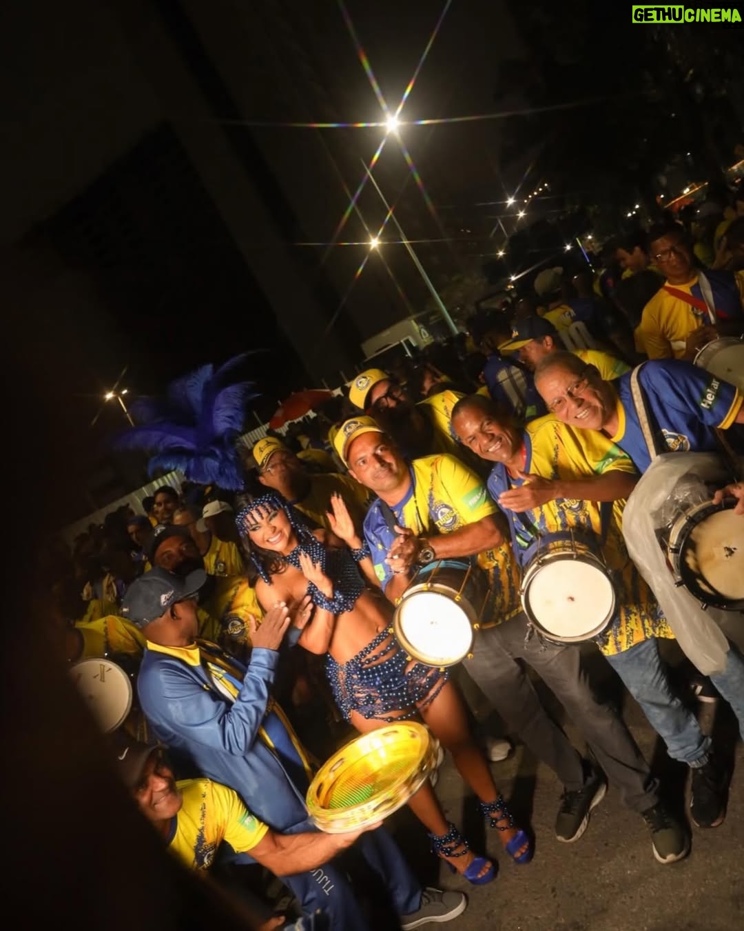 Mileide Mihaile - 110.1K Likes - Chegamos ao fim do #CarnavalDaMileide2026… e que emoção viver tudo isso! ✨💛💙

Eu sonhei tanto com esse momento… quando recebi o convite para ser Rainha de Bateria da @gresutijuca, a ficha demorou a cair. Foi mais que um título, foi uma responsabilidade linda, foi honrar uma história que já é gigante e tem donos: a comunidade.

Falar da Unidos da Tijuca é falar de tradição, de identidade e de uma comunidade que constrói tudo isso com muito trabalho e amor. Eu tive o privilégio de ser recebida, de aprender, de ouvir e de representar com respeito cada passo dado na Avenida. Obrigada, comunidade Tijucana, por todo acolhimento e confiança. Eu me senti abraçada e respeitada em cada momento. 

Minha gratidão ao presidente @hortapresidente, pela confiança. Ao @mestrecasagrande40, pela liderança e firmeza à frente da bateria. À bateria @puracadenciatjk_oficial, pela energia e pela grandeza na Avenida. E a todos que fizeram parte desse momento amo cada um de vocês. Infelizmente não foi o resultado que queríamos… mas a nossa entrega foi linda, intensa e emocionante. 

E à minha equipuxa (sim, falamos equipuxa mesmo 😂), obrigada por viverem tudo comigo. Vocês tornaram esse carnaval ainda mais incrível. Obrigada a cada um pela entrega e profissionalismo. 

O nosso amor é maior que qualquer resultado. 💛💙