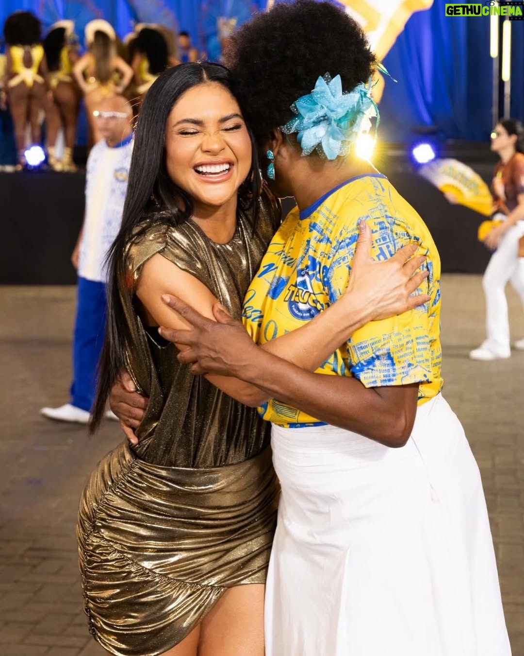 Mileide Mihaile - 110.1K Likes - Chegamos ao fim do #CarnavalDaMileide2026… e que emoção viver tudo isso! ✨💛💙

Eu sonhei tanto com esse momento… quando recebi o convite para ser Rainha de Bateria da @gresutijuca, a ficha demorou a cair. Foi mais que um título, foi uma responsabilidade linda, foi honrar uma história que já é gigante e tem donos: a comunidade.

Falar da Unidos da Tijuca é falar de tradição, de identidade e de uma comunidade que constrói tudo isso com muito trabalho e amor. Eu tive o privilégio de ser recebida, de aprender, de ouvir e de representar com respeito cada passo dado na Avenida. Obrigada, comunidade Tijucana, por todo acolhimento e confiança. Eu me senti abraçada e respeitada em cada momento. 

Minha gratidão ao presidente @hortapresidente, pela confiança. Ao @mestrecasagrande40, pela liderança e firmeza à frente da bateria. À bateria @puracadenciatjk_oficial, pela energia e pela grandeza na Avenida. E a todos que fizeram parte desse momento amo cada um de vocês. Infelizmente não foi o resultado que queríamos… mas a nossa entrega foi linda, intensa e emocionante. 

E à minha equipuxa (sim, falamos equipuxa mesmo 😂), obrigada por viverem tudo comigo. Vocês tornaram esse carnaval ainda mais incrível. Obrigada a cada um pela entrega e profissionalismo. 

O nosso amor é maior que qualquer resultado. 💛💙
