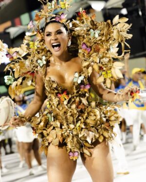Mileide Mihaile Instagram - Chegamos ao fim do #CarnavalDaMileide2026… e que emoção viver tudo isso! ✨💛💙

Eu sonhei tanto com esse momento… quando recebi o convite para ser Rainha de Bateria da @gresutijuca, a ficha demorou a cair. Foi mais que um título, foi uma responsabilidade linda, foi honrar uma história que já é gigante e tem donos: a comunidade.

Falar da Unidos da Tijuca é falar de tradição, de identidade e de uma comunidade que constrói tudo isso com muito trabalho e amor. Eu tive o privilégio de ser recebida, de aprender, de ouvir e de representar com respeito cada passo dado na Avenida. Obrigada, comunidade Tijucana, por todo acolhimento e confiança. Eu me senti abraçada e respeitada em cada momento. 

Minha gratidão ao presidente @hortapresidente, pela confiança. Ao @mestrecasagrande40, pela liderança e firmeza à frente da bateria. À bateria @puracadenciatjk_oficial, pela energia e pela grandeza na Avenida. E a todos que fizeram parte desse momento amo cada um de vocês. Infelizmente não foi o resultado que queríamos… mas a nossa entrega foi linda, intensa e emocionante. 

E à minha equipuxa (sim, falamos equipuxa mesmo 😂), obrigada por viverem tudo comigo. Vocês tornaram esse carnaval ainda mais incrível. Obrigada a cada um pela entrega e profissionalismo. 

O nosso amor é maior que qualquer resultado. 💛💙