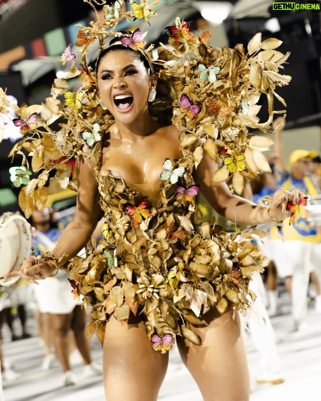 Mileide Mihaile - 110.1K Likes - Chegamos ao fim do #CarnavalDaMileide2026… e que emoção viver tudo isso! ✨💛💙

Eu sonhei tanto com esse momento… quando recebi o convite para ser Rainha de Bateria da @gresutijuca, a ficha demorou a cair. Foi mais que um título, foi uma responsabilidade linda, foi honrar uma história que já é gigante e tem donos: a comunidade.

Falar da Unidos da Tijuca é falar de tradição, de identidade e de uma comunidade que constrói tudo isso com muito trabalho e amor. Eu tive o privilégio de ser recebida, de aprender, de ouvir e de representar com respeito cada passo dado na Avenida. Obrigada, comunidade Tijucana, por todo acolhimento e confiança. Eu me senti abraçada e respeitada em cada momento. 

Minha gratidão ao presidente @hortapresidente, pela confiança. Ao @mestrecasagrande40, pela liderança e firmeza à frente da bateria. À bateria @puracadenciatjk_oficial, pela energia e pela grandeza na Avenida. E a todos que fizeram parte desse momento amo cada um de vocês. Infelizmente não foi o resultado que queríamos… mas a nossa entrega foi linda, intensa e emocionante. 

E à minha equipuxa (sim, falamos equipuxa mesmo 😂), obrigada por viverem tudo comigo. Vocês tornaram esse carnaval ainda mais incrível. Obrigada a cada um pela entrega e profissionalismo. 

O nosso amor é maior que qualquer resultado. 💛💙